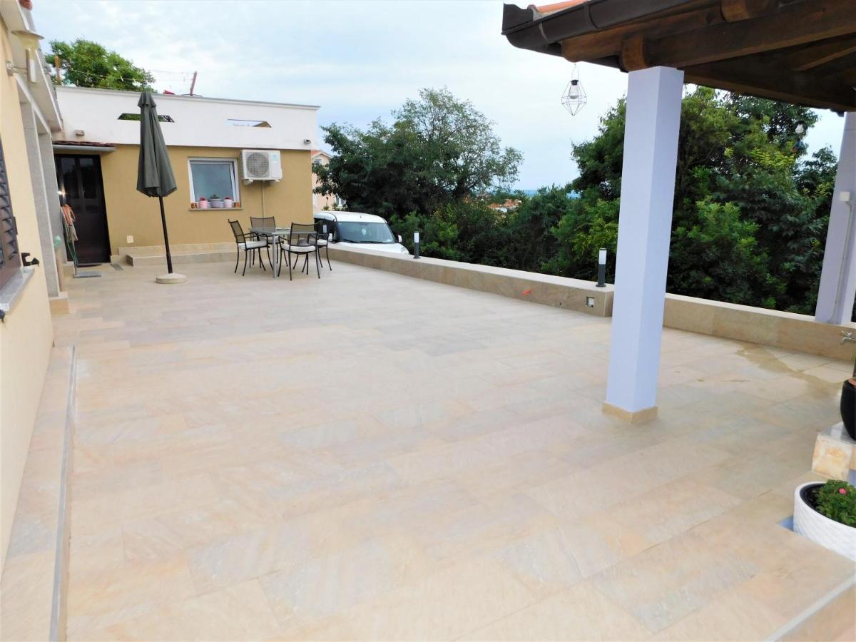 Apartman "Sabine Red" With Heated Pool Omišalj Екстериор снимка