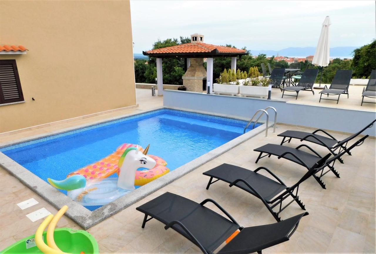 Apartman "Sabine Red" With Heated Pool Omišalj Екстериор снимка