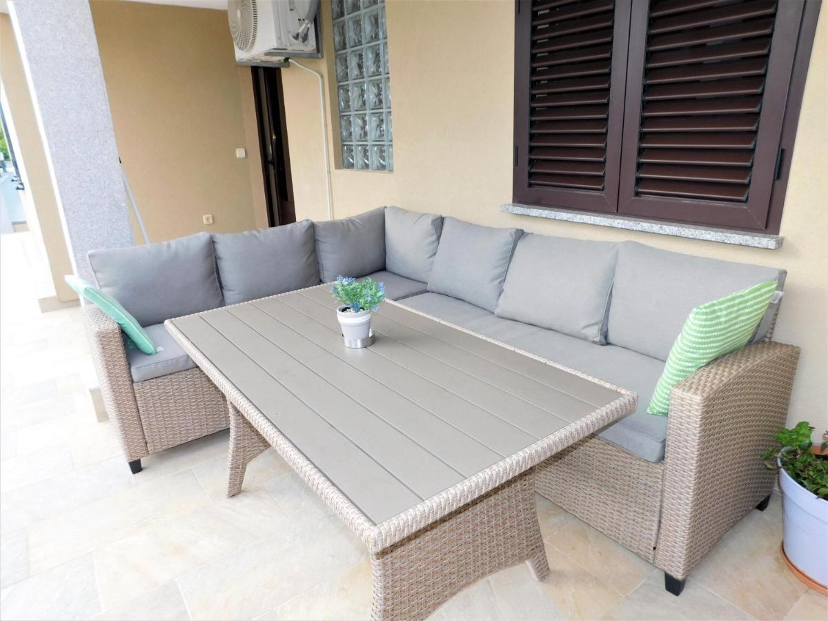 Apartman "Sabine Red" With Heated Pool Omišalj Екстериор снимка