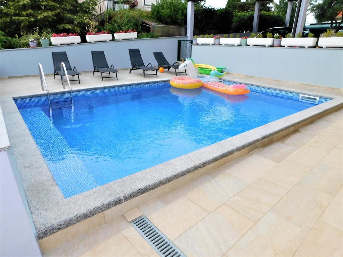 Apartman "Sabine Red" With Heated Pool Omišalj Екстериор снимка