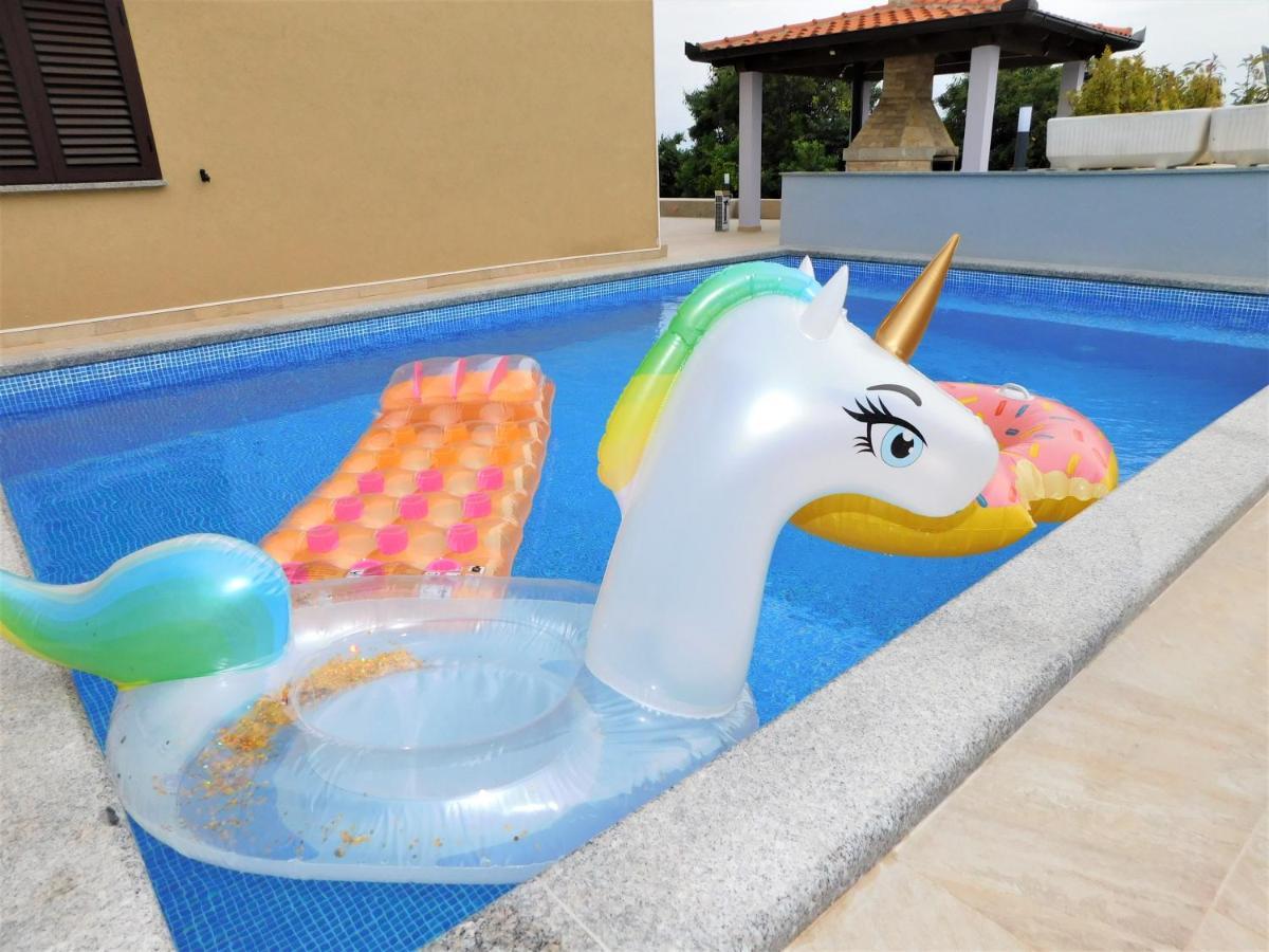 Apartman "Sabine Red" With Heated Pool Omišalj Екстериор снимка