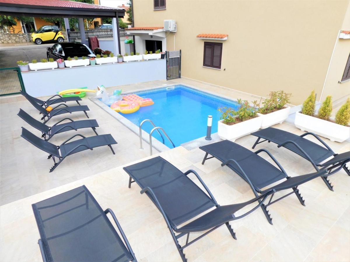 Apartman "Sabine Red" With Heated Pool Omišalj Екстериор снимка