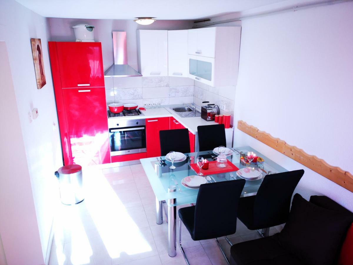 Apartman "Sabine Red" With Heated Pool Omišalj Екстериор снимка