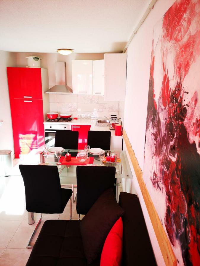 Apartman "Sabine Red" With Heated Pool Omišalj Екстериор снимка