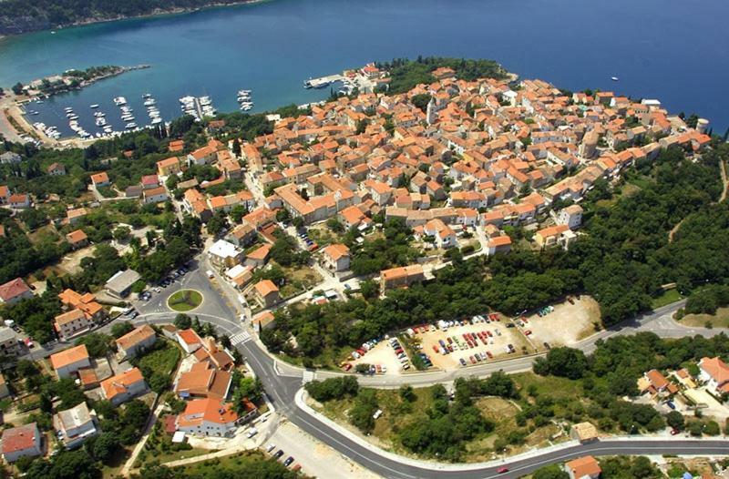Apartman "Sabine Red" With Heated Pool Omišalj Екстериор снимка