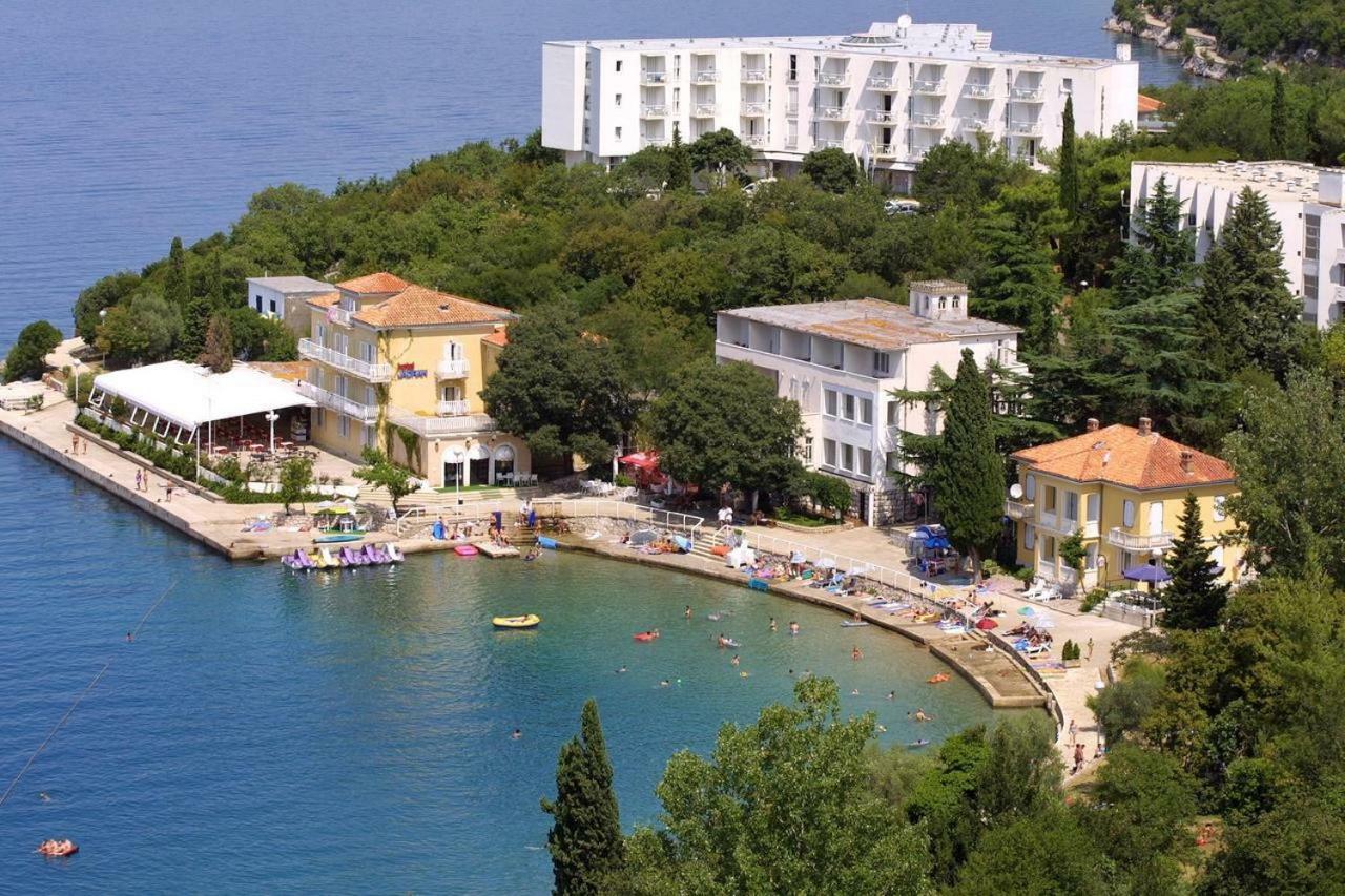 Apartman "Sabine Red" With Heated Pool Omišalj Екстериор снимка