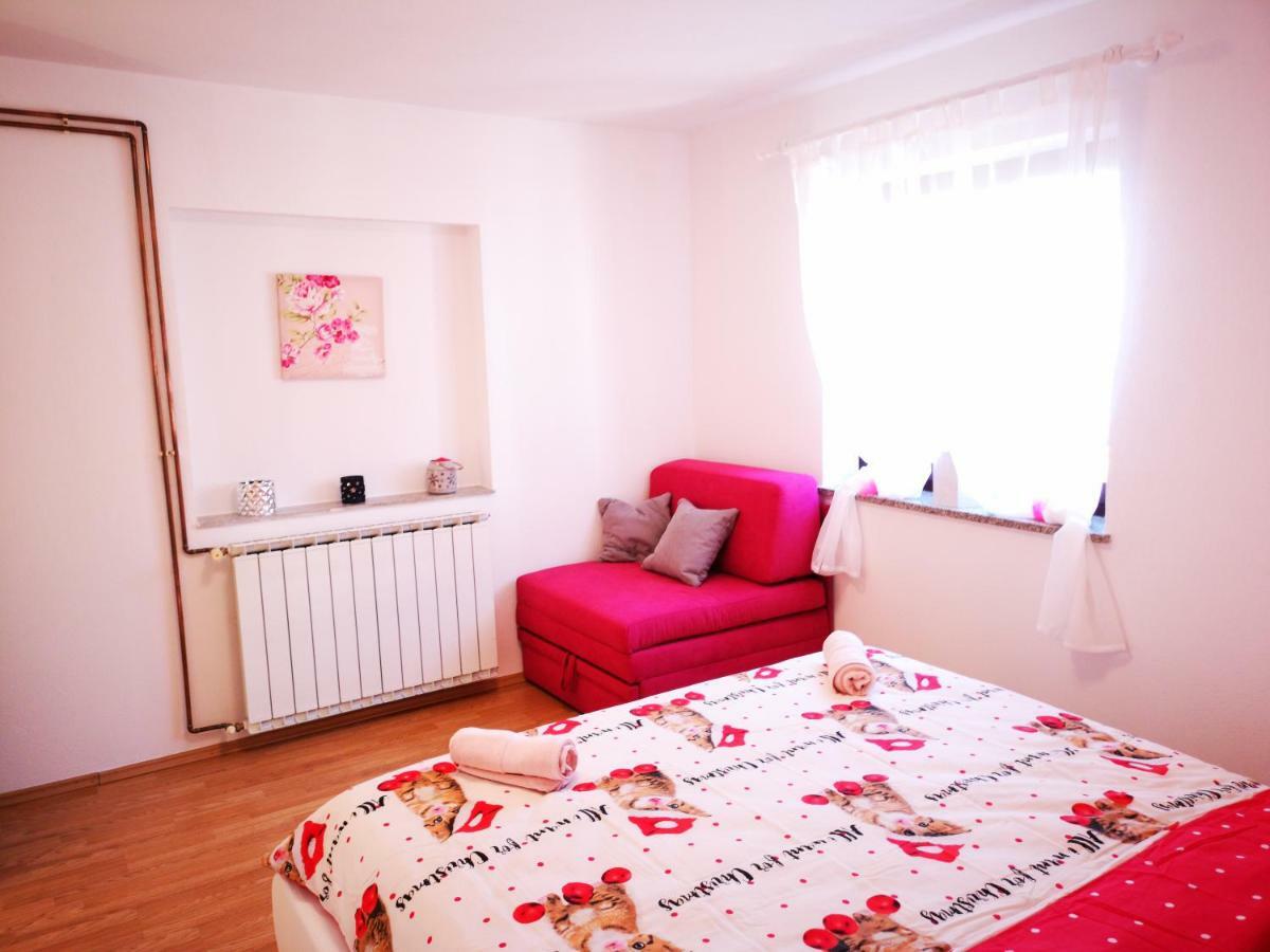 Apartman "Sabine Red" With Heated Pool Omišalj Екстериор снимка
