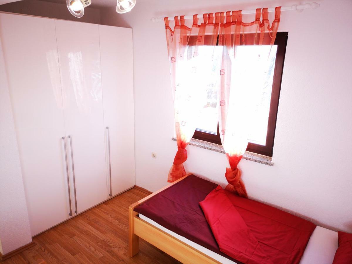 Apartman "Sabine Red" With Heated Pool Omišalj Екстериор снимка