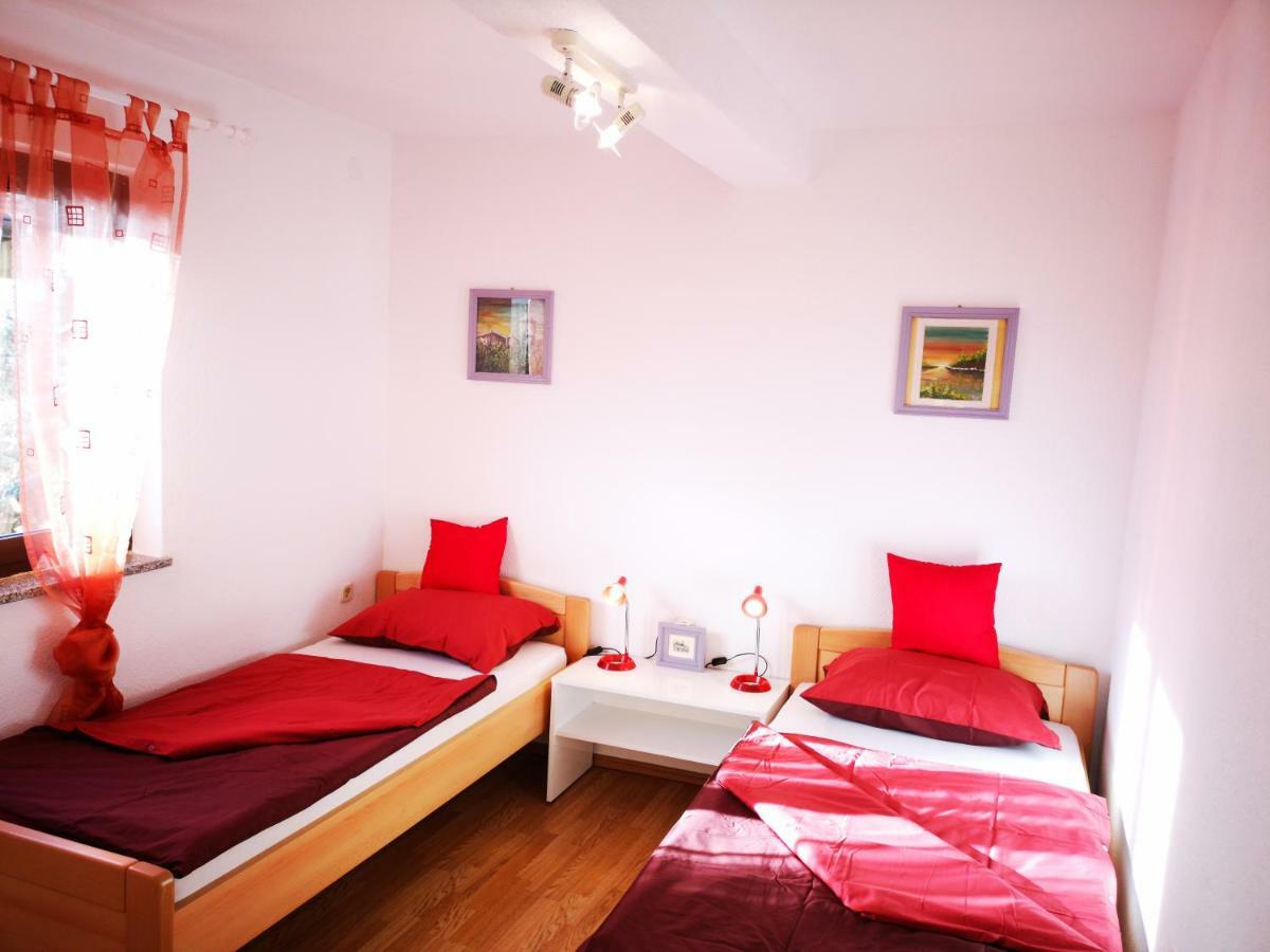 Apartman "Sabine Red" With Heated Pool Omišalj Екстериор снимка